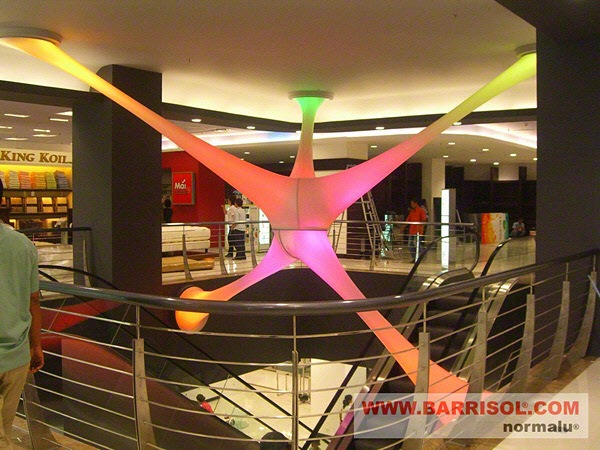 Forme 3D lumineuse Barrisol pour animer un centre commercial
