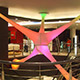 Forme 3D lumineuse organique avec changement de couleur dans un centre commercial
