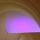 Plafond tendu en forme de tunnel, avec éclairage rose violet
