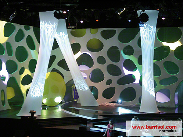 Toile Barrisol et forme 3D avec lumière projetée, sur un plateau télé